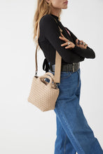 Load image into Gallery viewer, Andreina Lupe crossbody bag handwoven in cream.