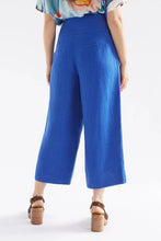 Load image into Gallery viewer, Elk the Label French linen Olsson pant, cropped lengthy in ultramarine.