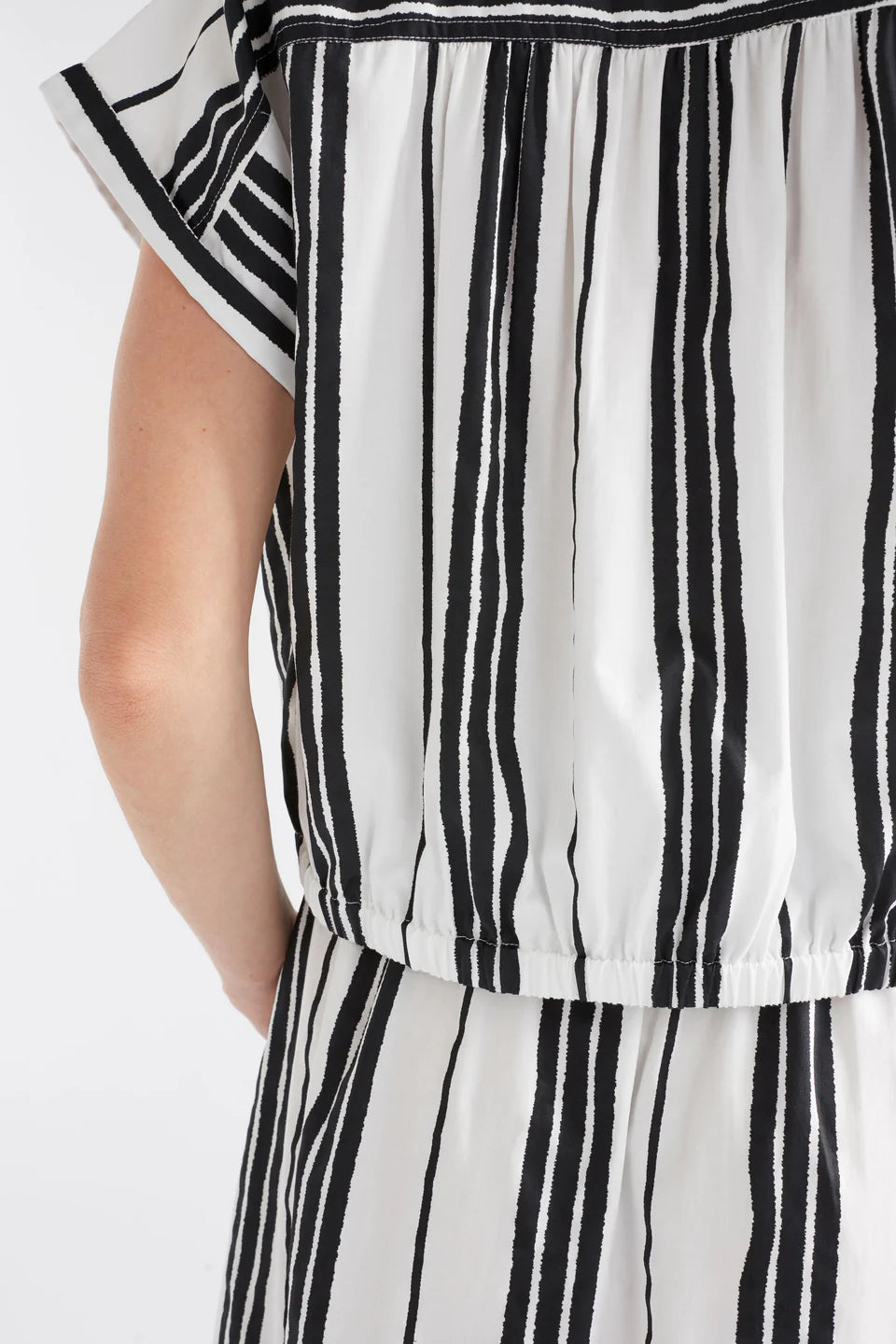 Elk organic cotton Fez shirt white with black stripes.