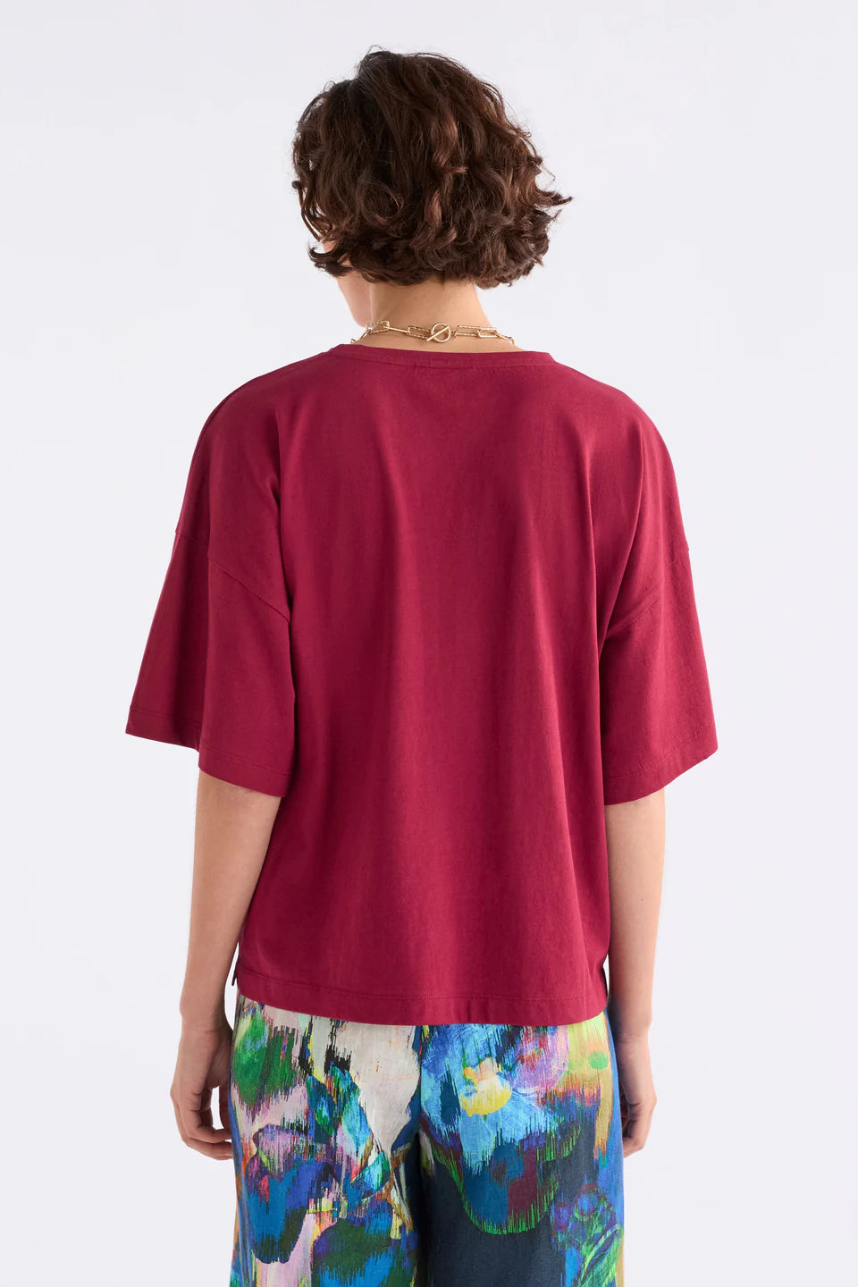 Elk Kovaa tee organic cotton in Deep rouge red.