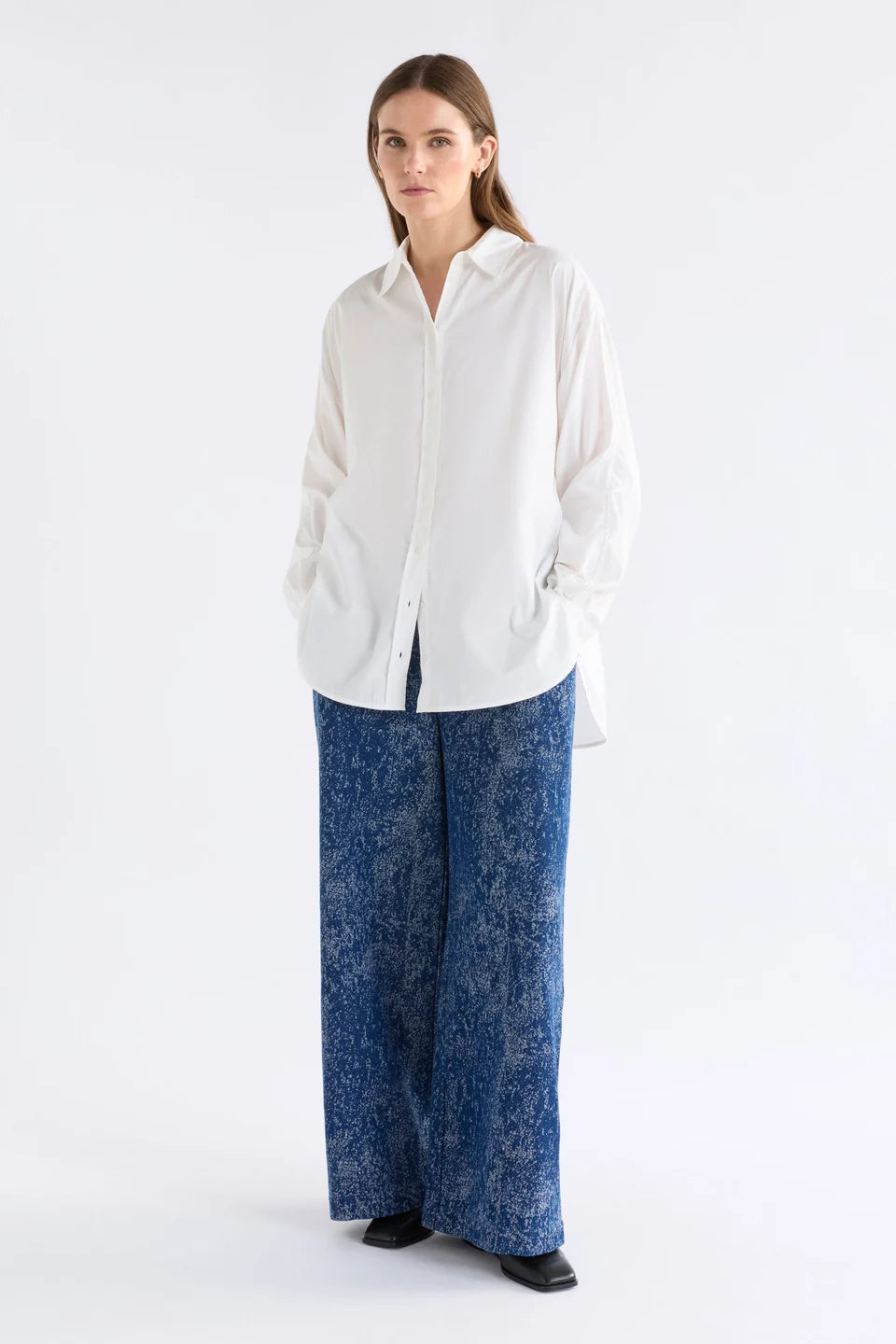 Elk organic cotton white Sol shirt with ruched sleeve detail.
