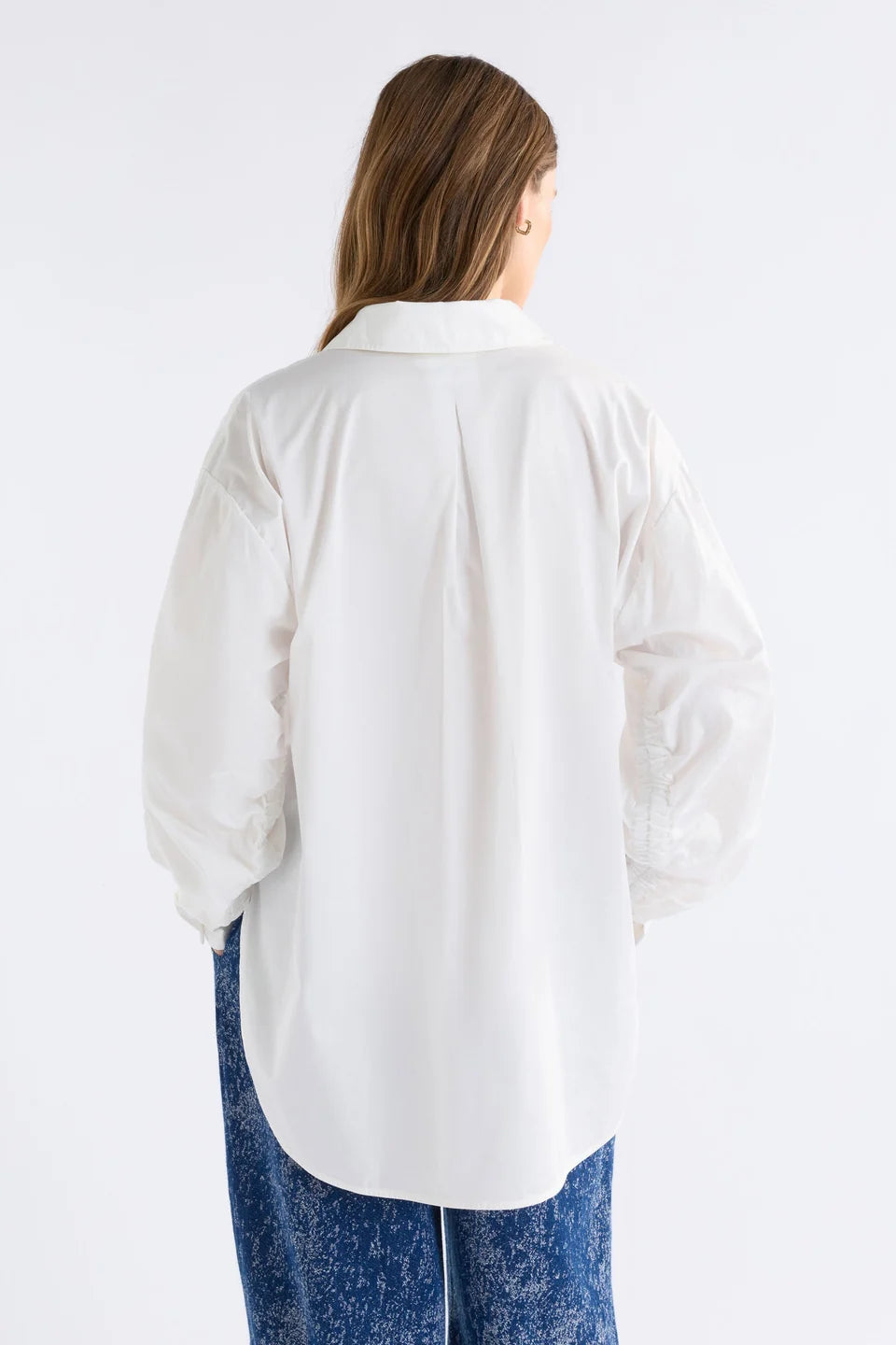 Elk organic cotton white Sol shirt with ruched sleeve detail.