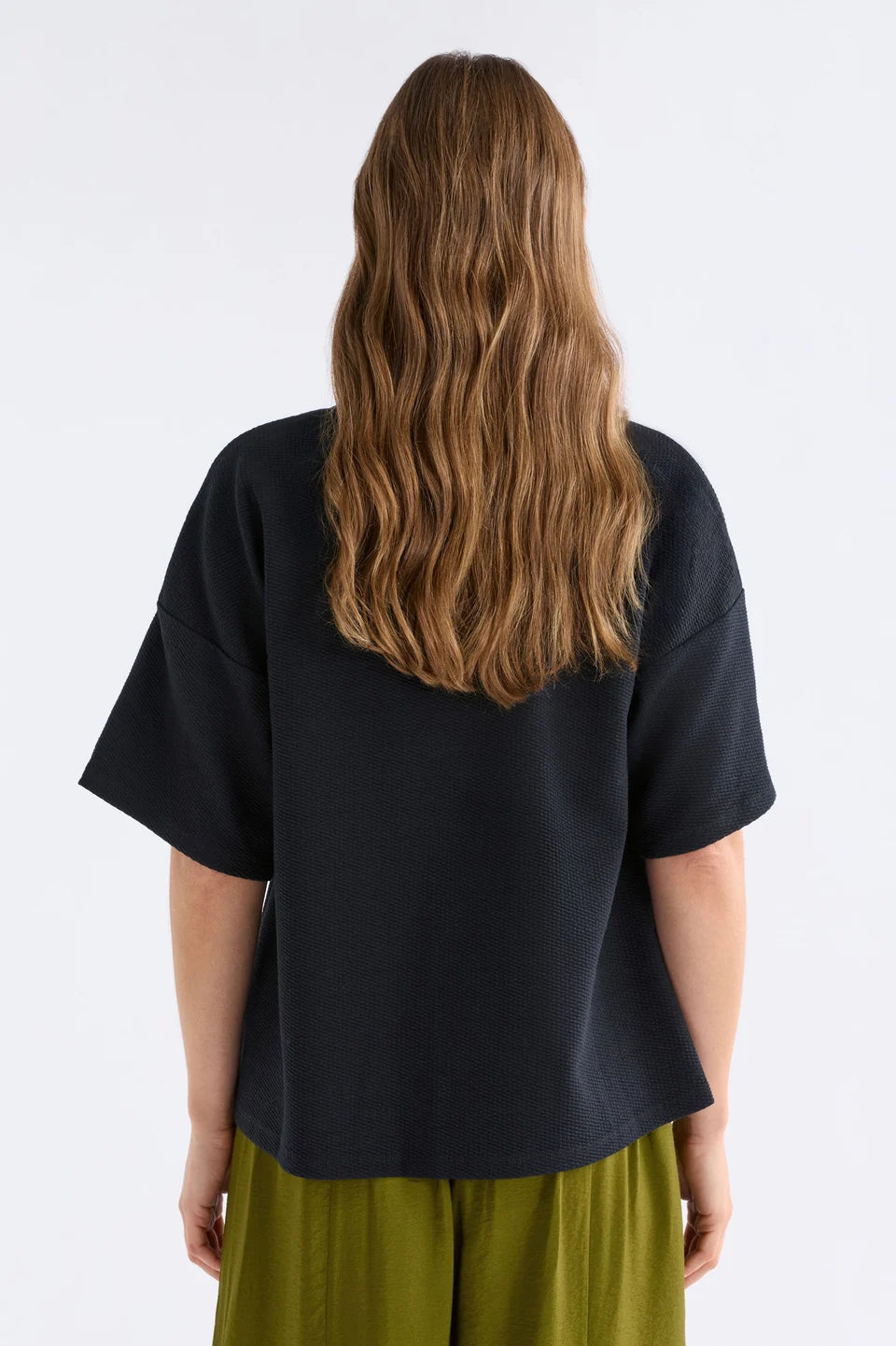 Elk Sanna Tee black short-sleeve crewneck top with a relaxed, oversized fit, in textured organic cotton jersey.