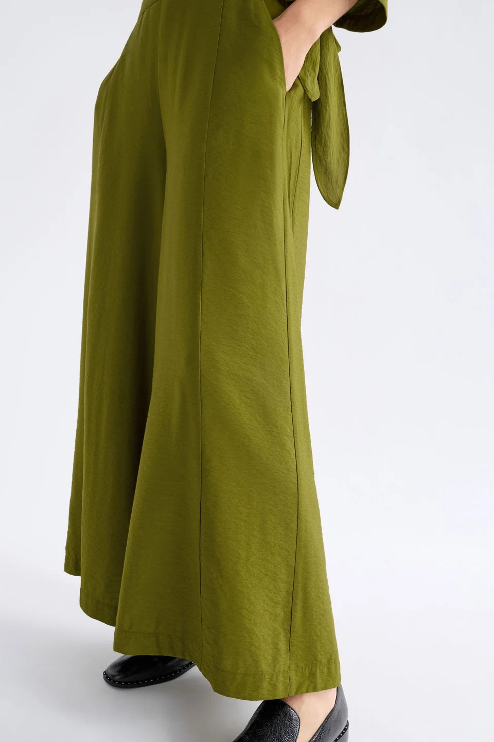 Elk Rema pants in moss green, viscose wide leg.