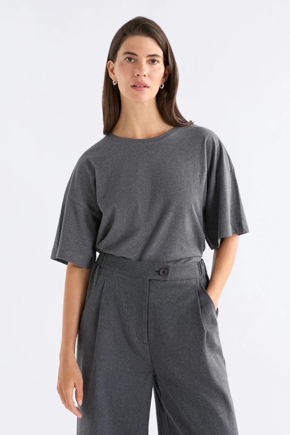 Elk organic cotton Kovaa tshirt in charcoal grey.