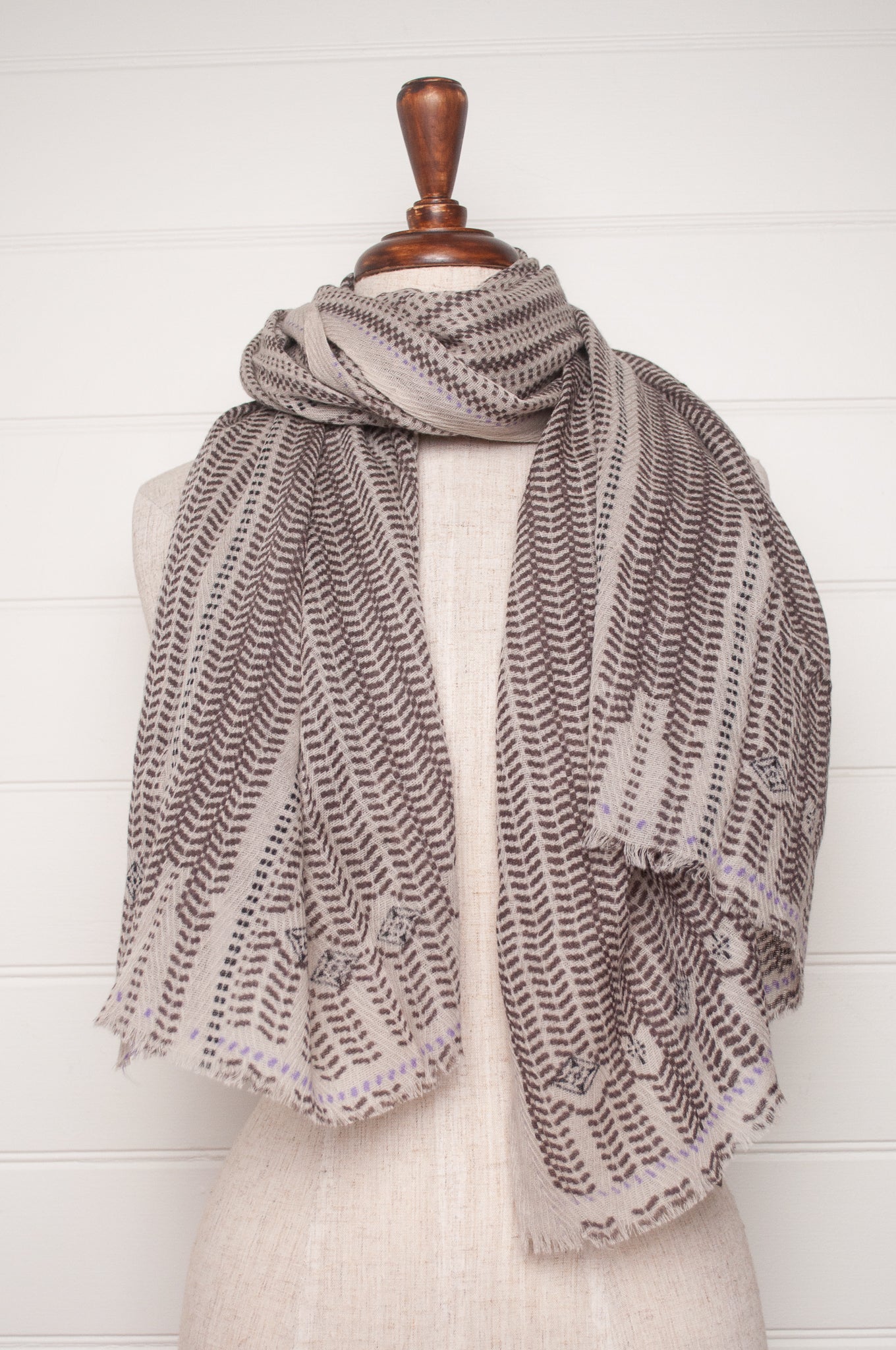 Anna Kaszer fine wool Vlaki gray and white scarf 