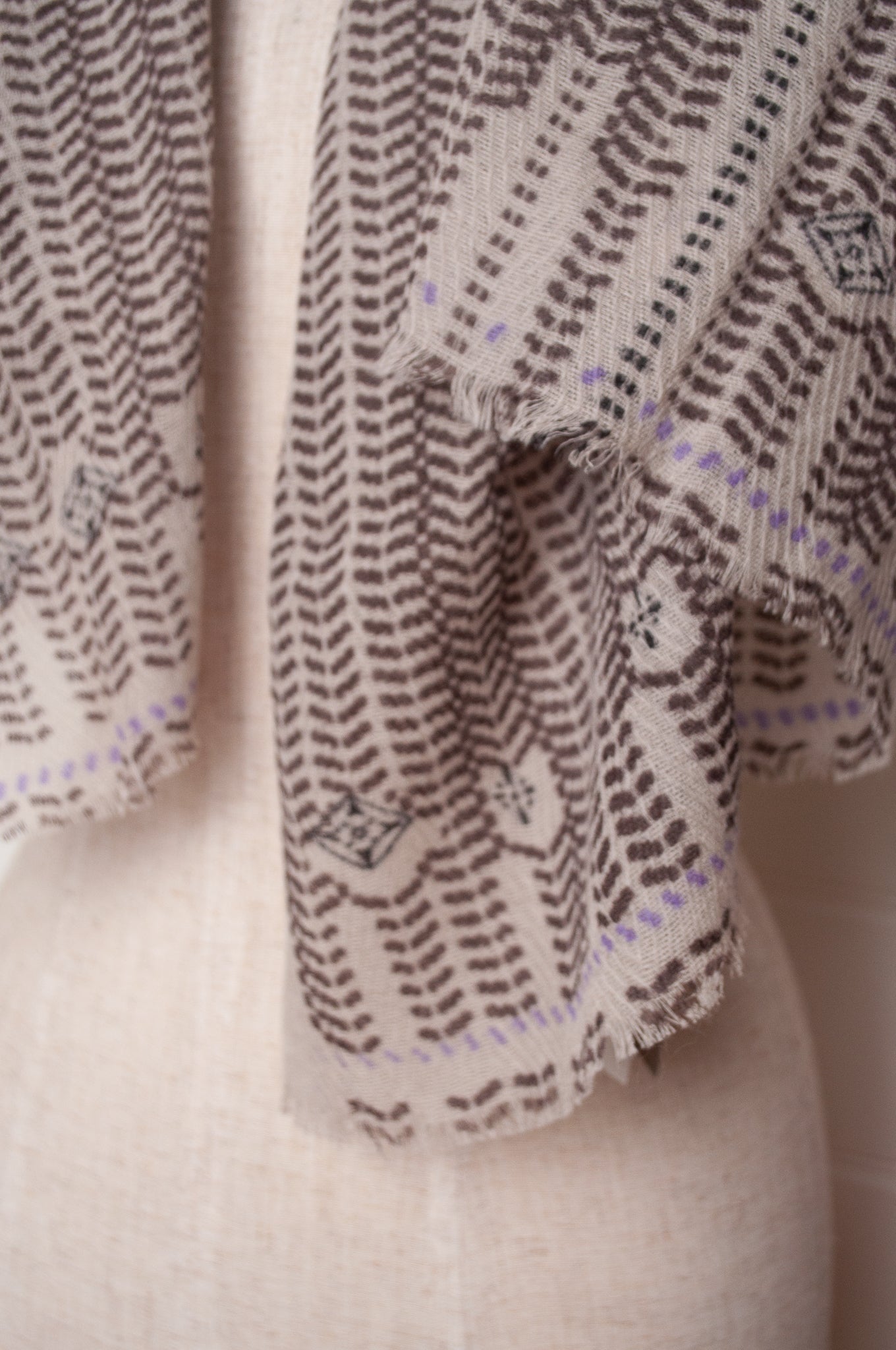 Anna Kaszer fine wool Vlaki gray and white scarf 