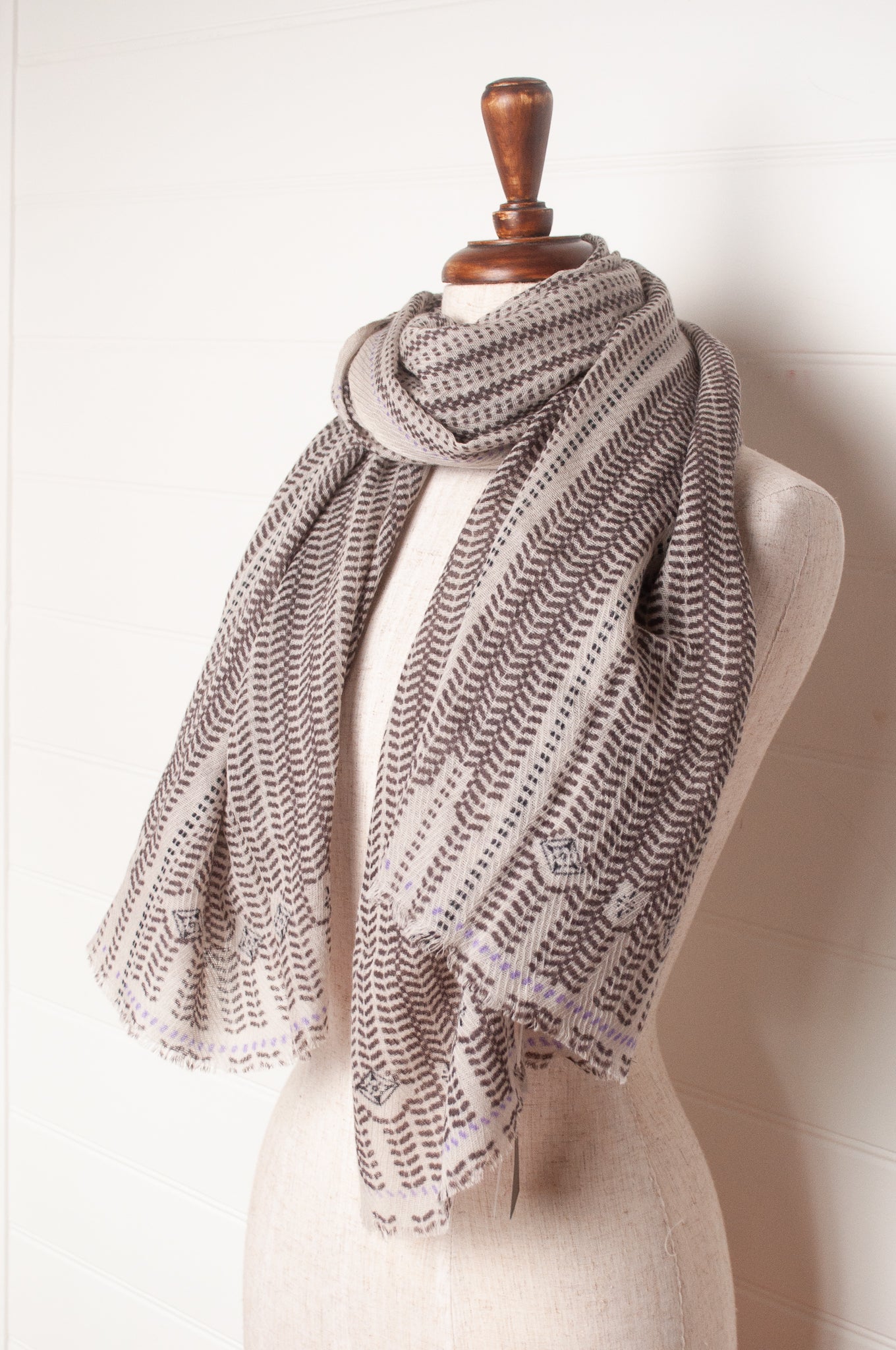 Anna Kaszer fine wool Vlaki gray and white scarf 