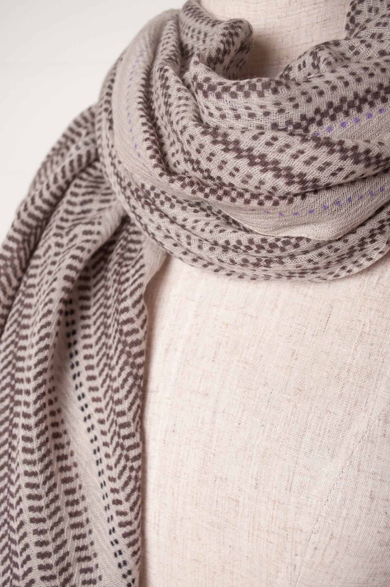 Anna Kaszer fine wool Vlaki gray and white scarf 