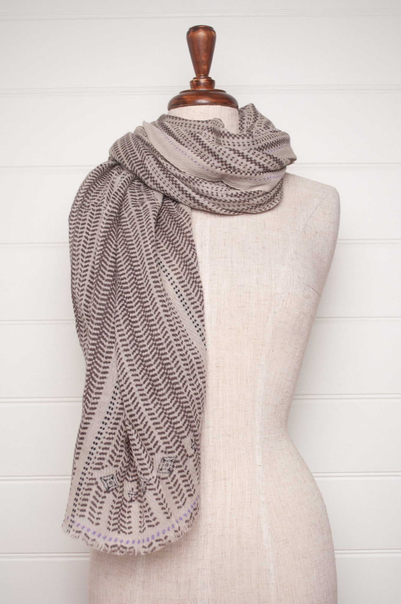 Anna Kaszer fine wool Vlaki gray and white scarf 