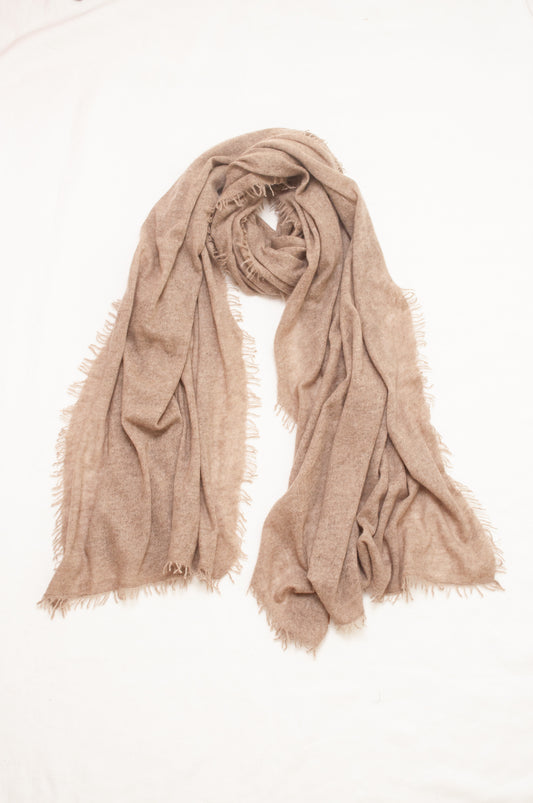 Pure cashmere fine knit scarf with fringe in natural.