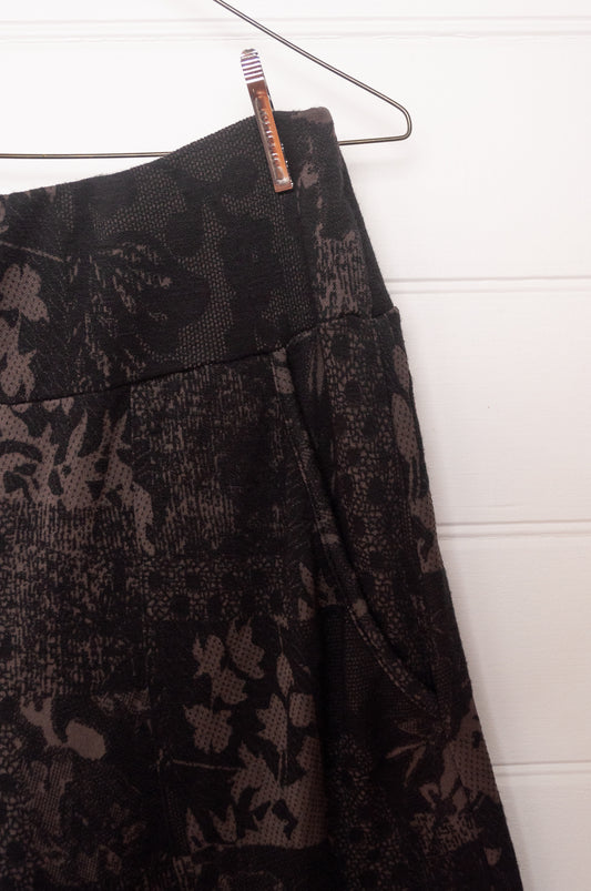 Valia Acorn travel pant wool jersey print in slate grey and black.