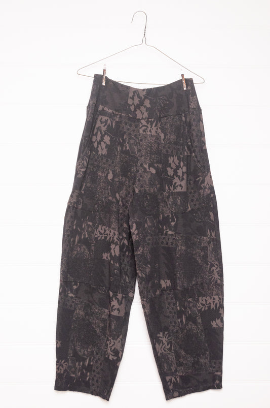 Valia Acorn travel pant wool jersey print in slate grey and black.