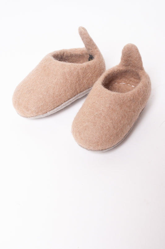 Wool felt baby slippers in oat beige.