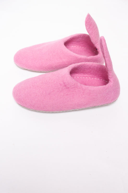 Wool felt pull on slippers in pink.