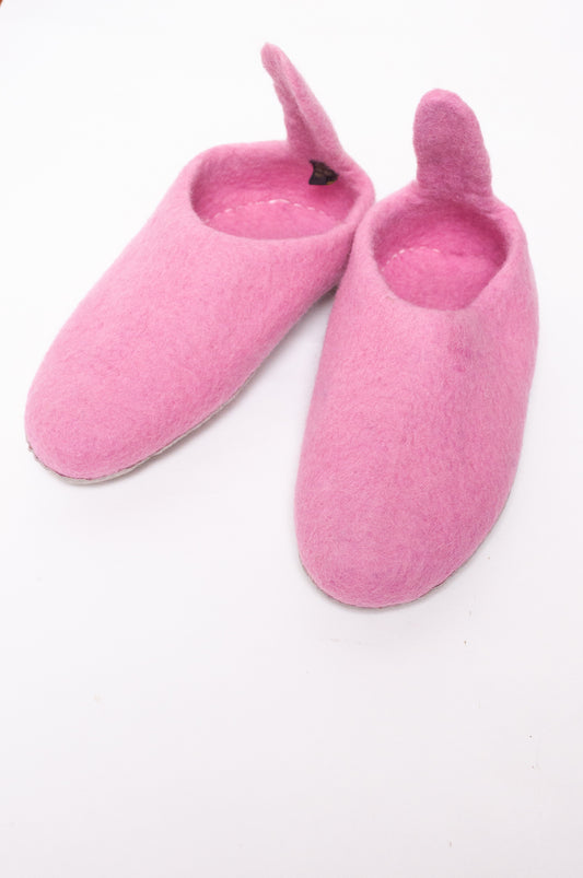 Wool felt pull on slippers in pink.