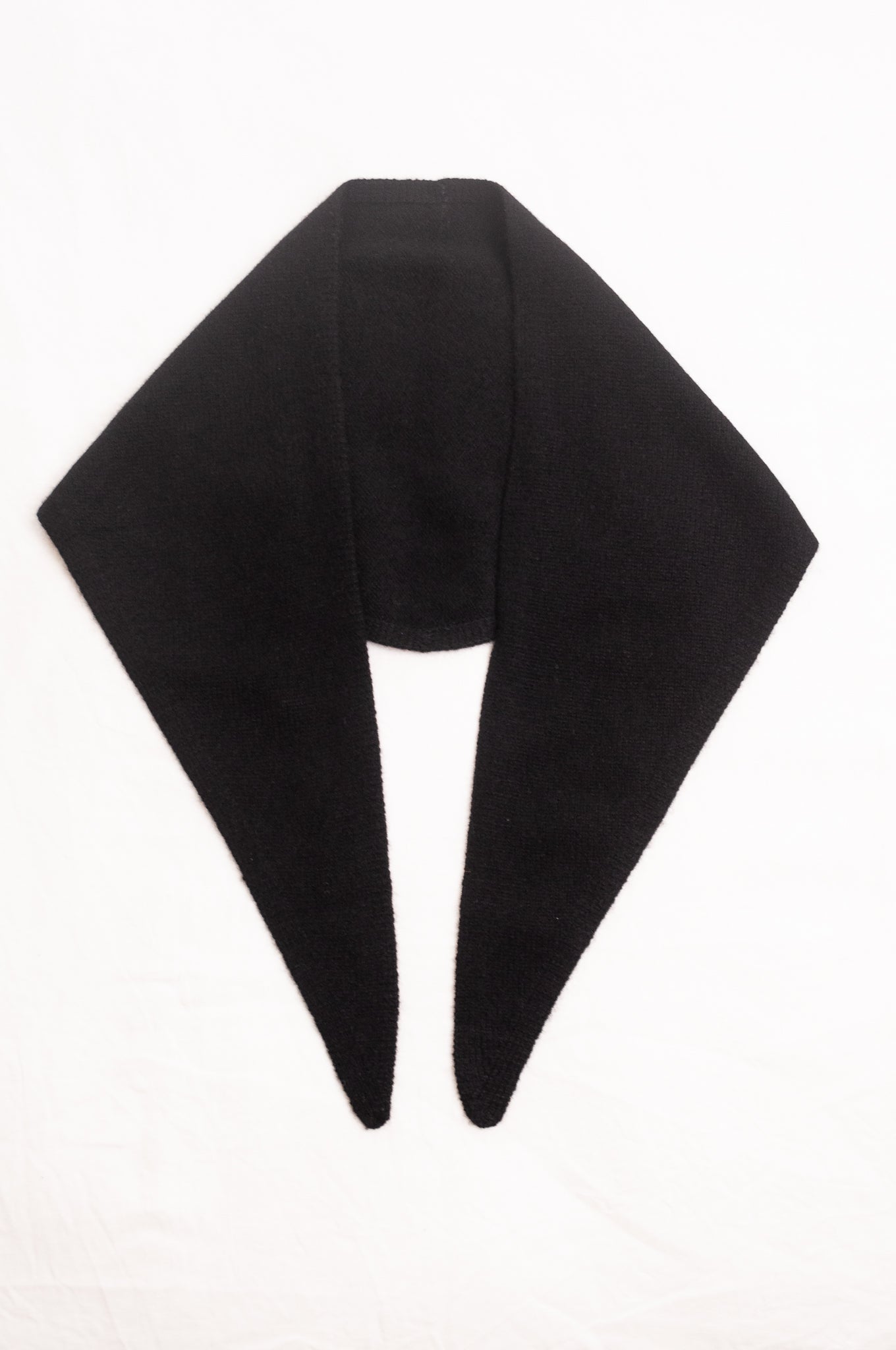 Cashmere triangle neck scarf in noir black.