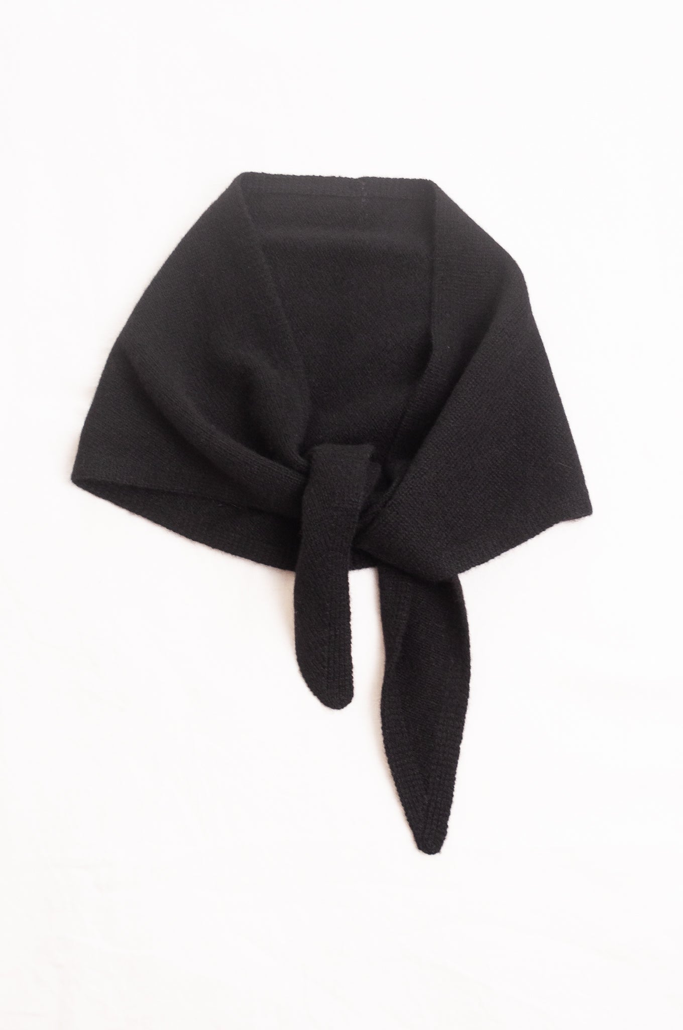 Cashmere triangle neck scarf in noir black.