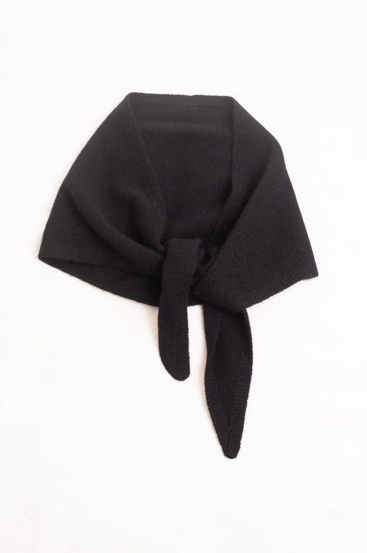 Cashmere triangle neck scarf in noir black.
