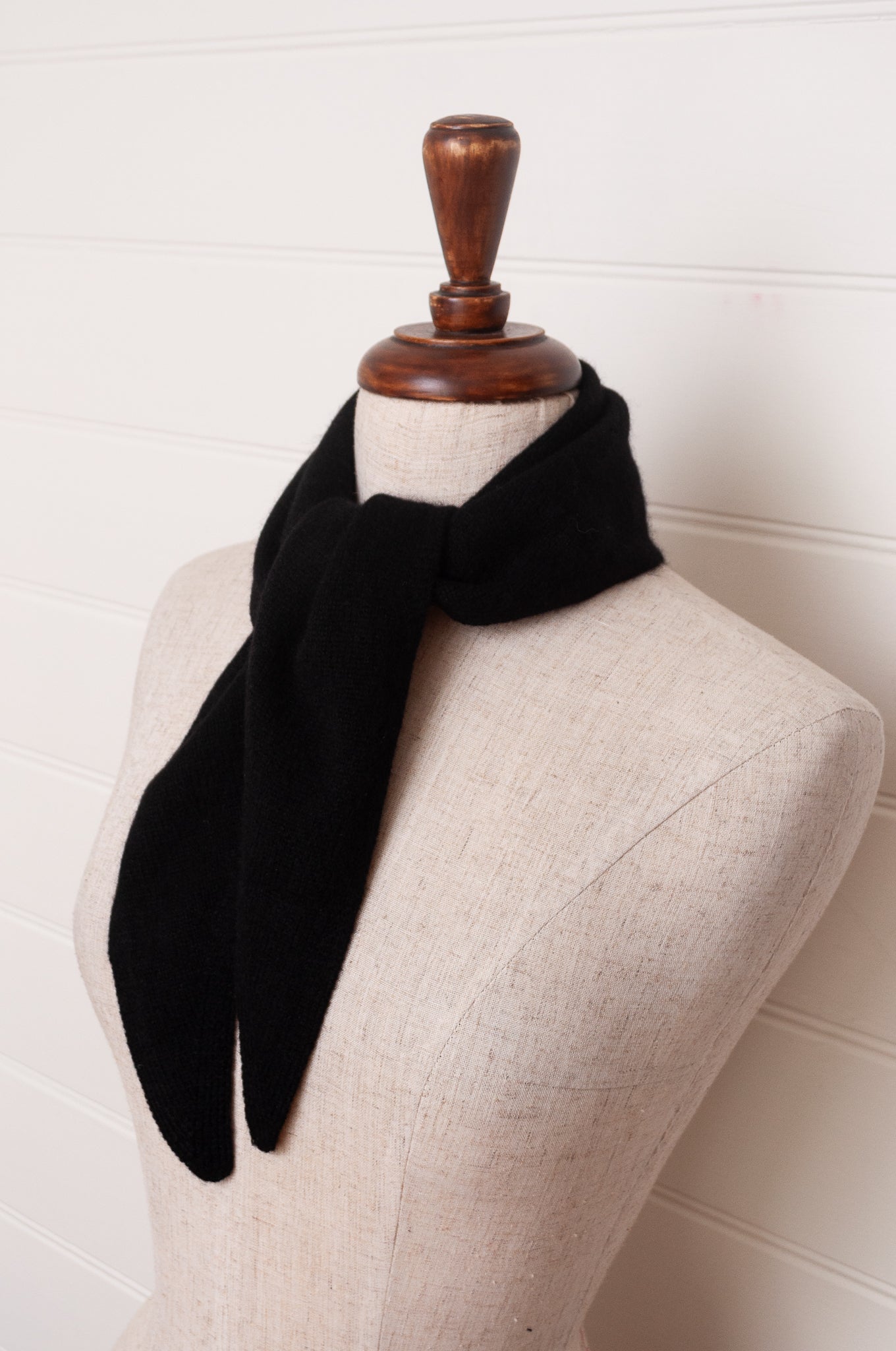 Cashmere triangle neck scarf in noir black.