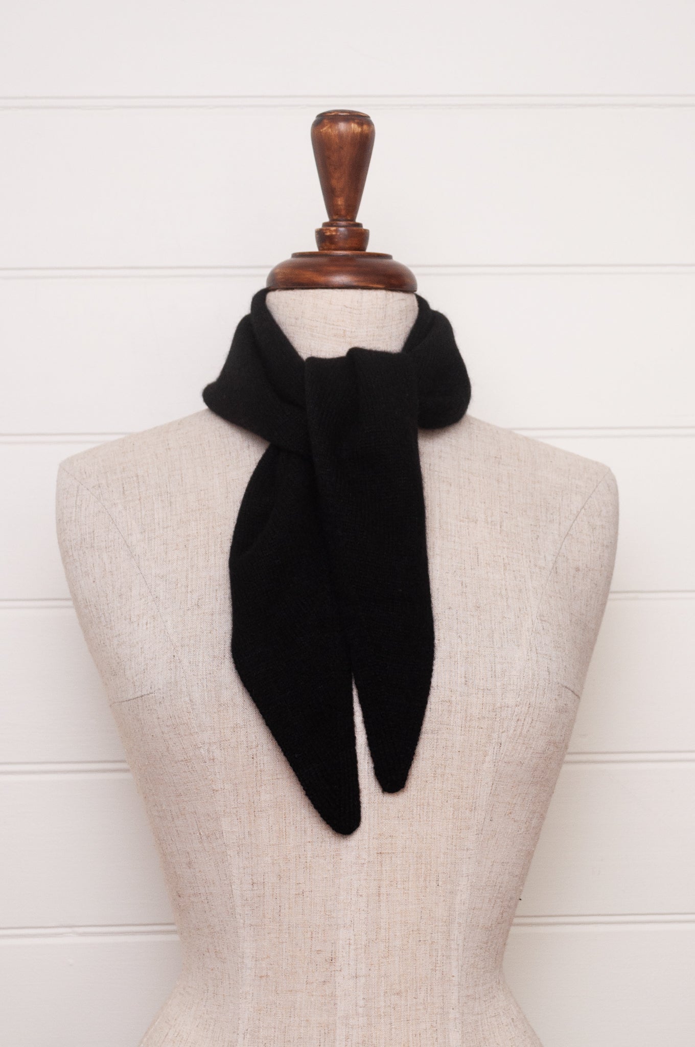 Cashmere triangle neck scarf in noir black.