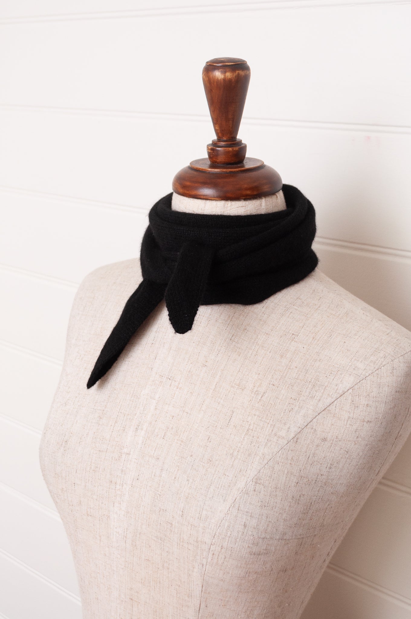 Cashmere triangle neck scarf in noir black.