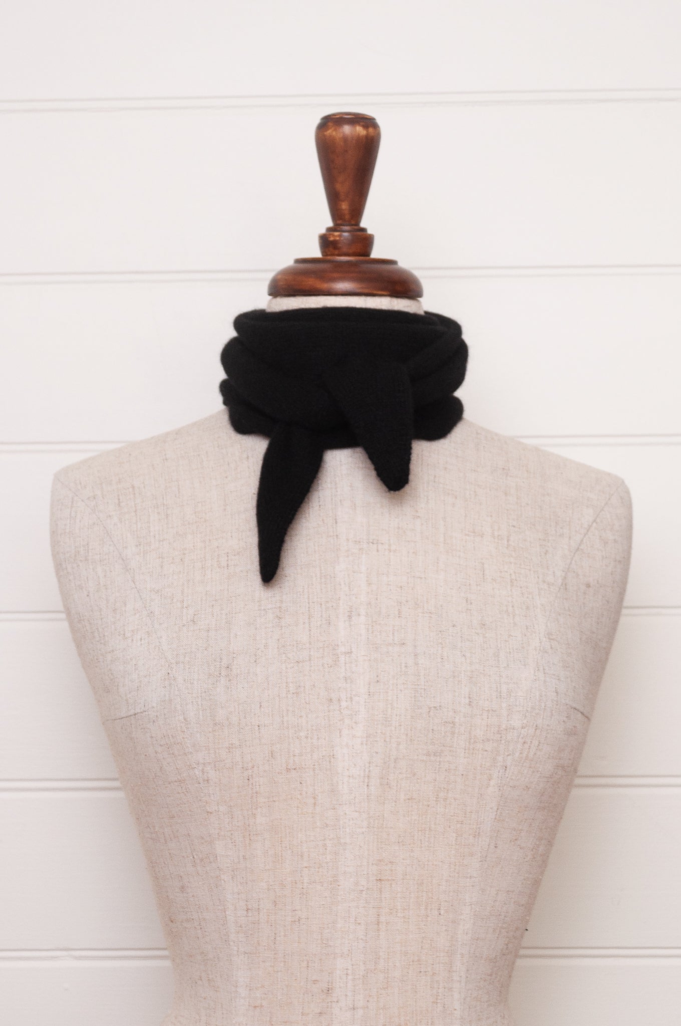 Cashmere triangle neck scarf in noir black.
