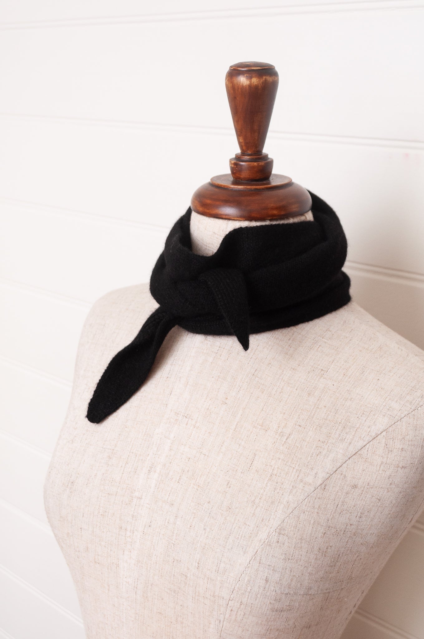 Cashmere triangle neck scarf in noir black.