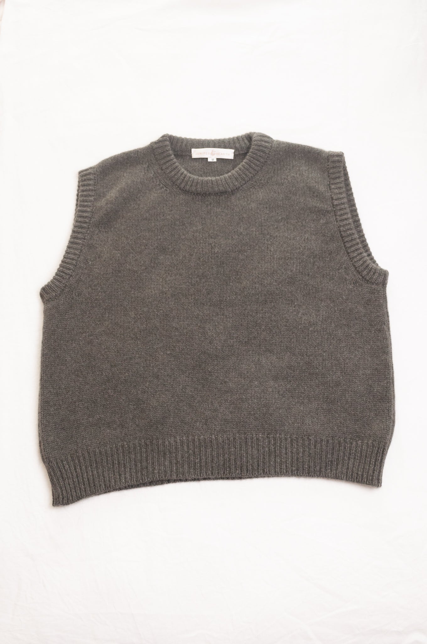 Cashmere round neck vest in moor green.