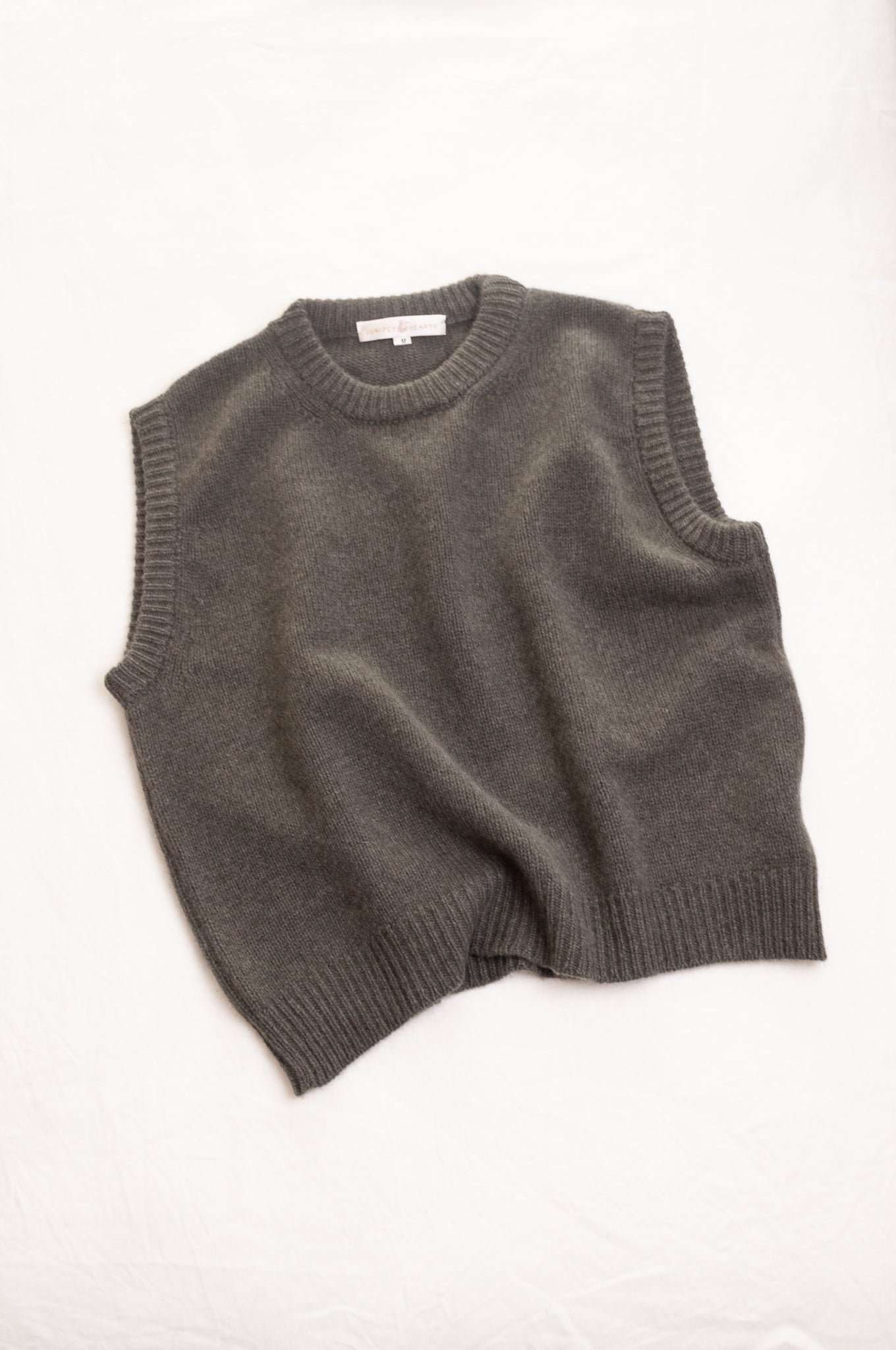 Cashmere round neck vest in moor green.