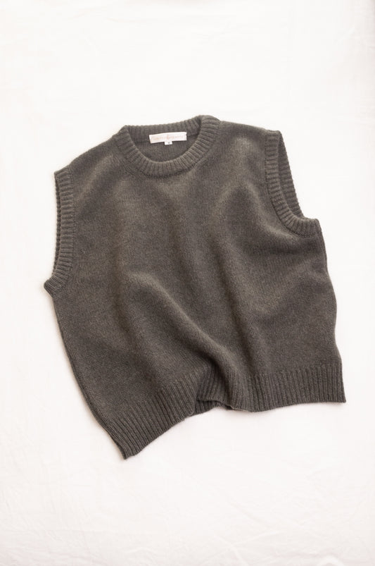 Cashmere round neck vest in moor green.