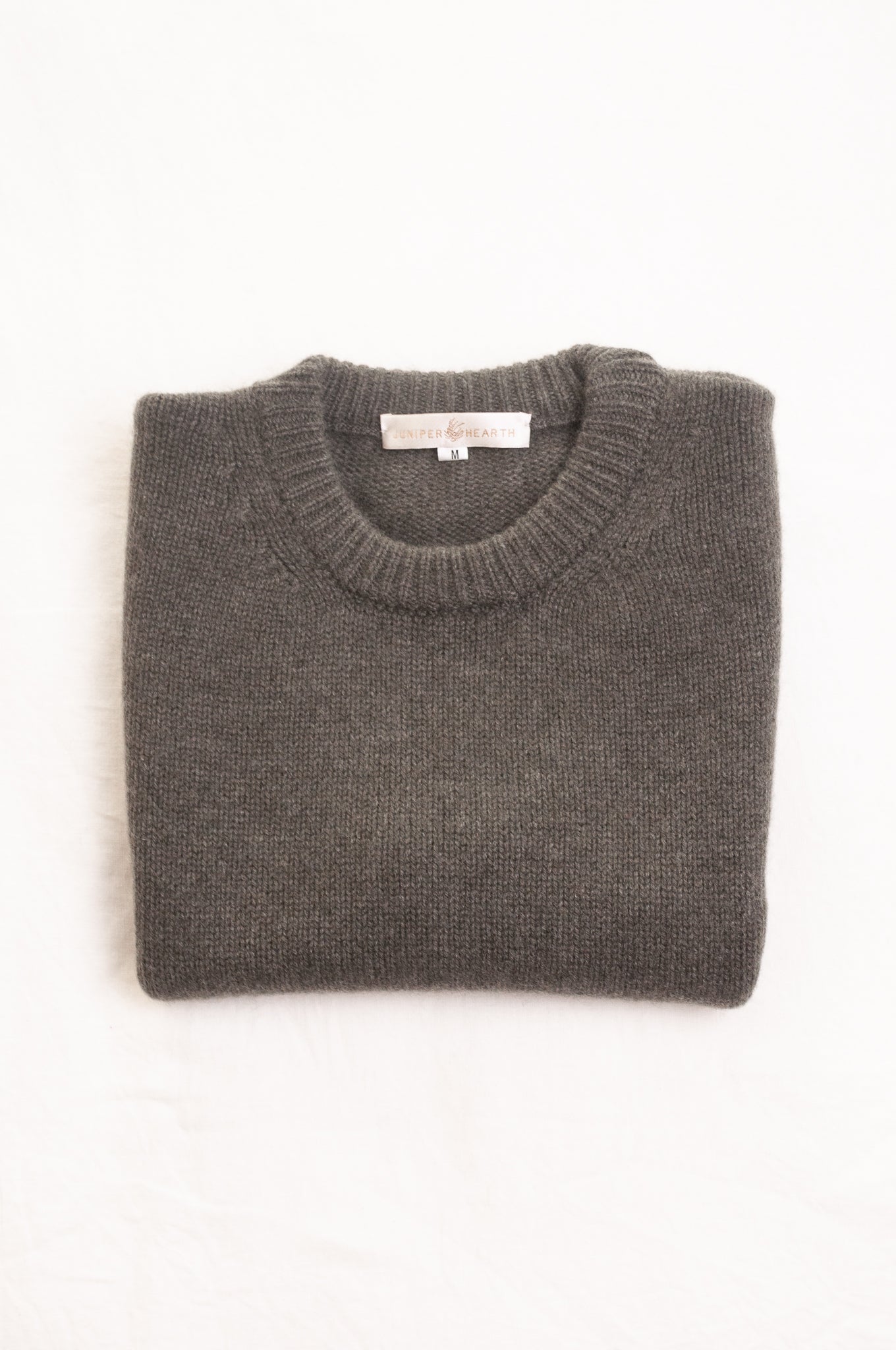 Cashmere round neck vest in moor green.