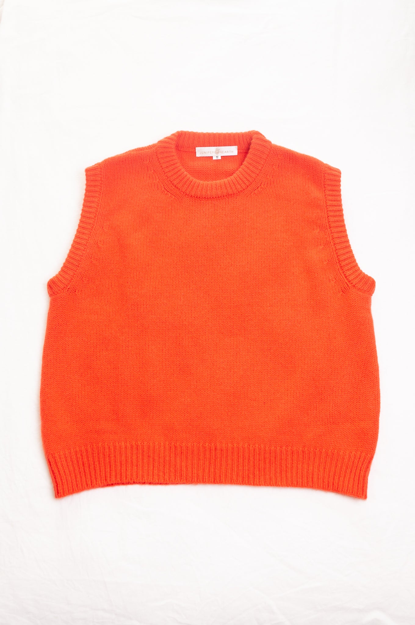 Cashmere round neck vest in moor green.