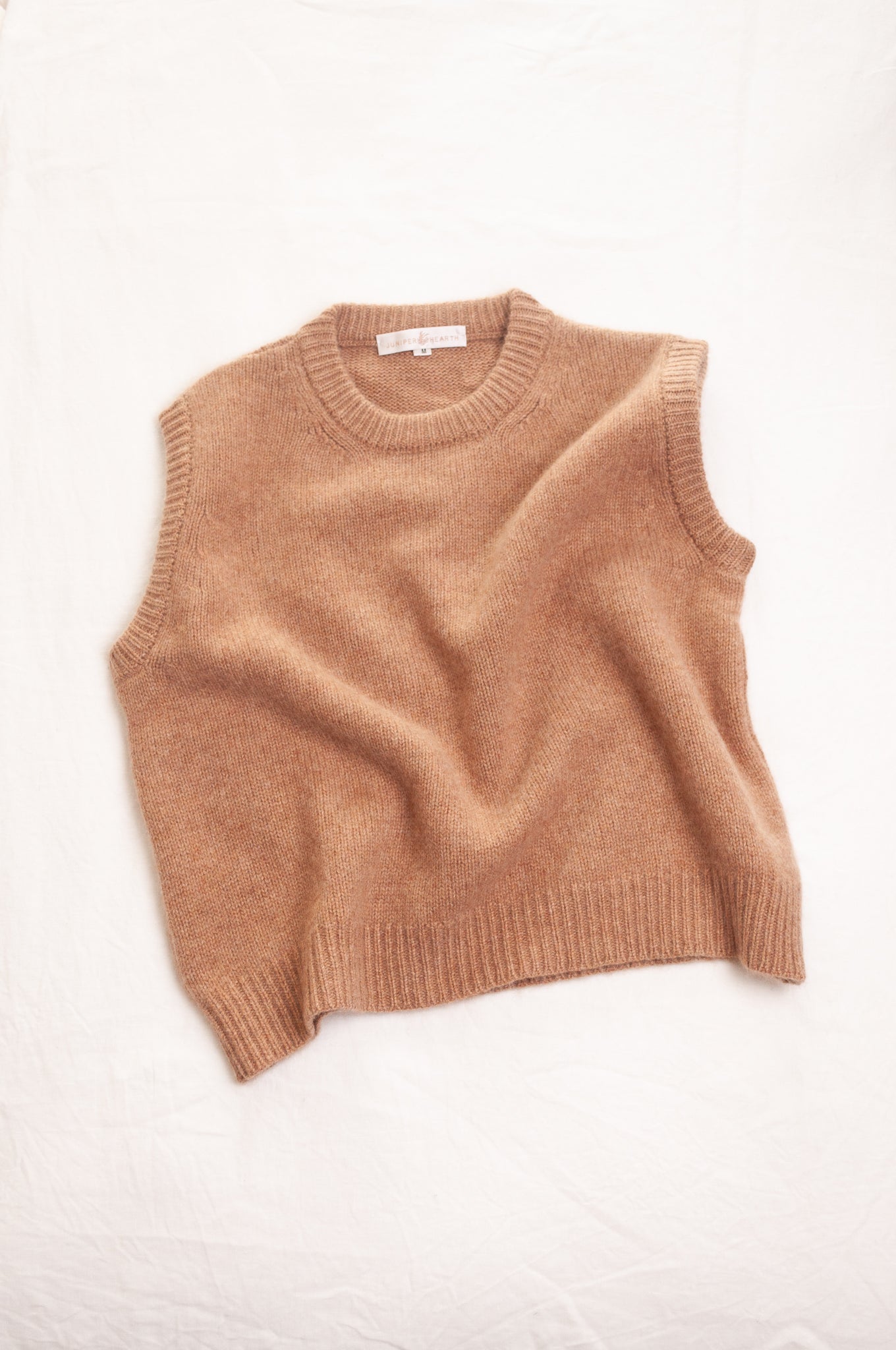 Cashmere round neck vest in camel.