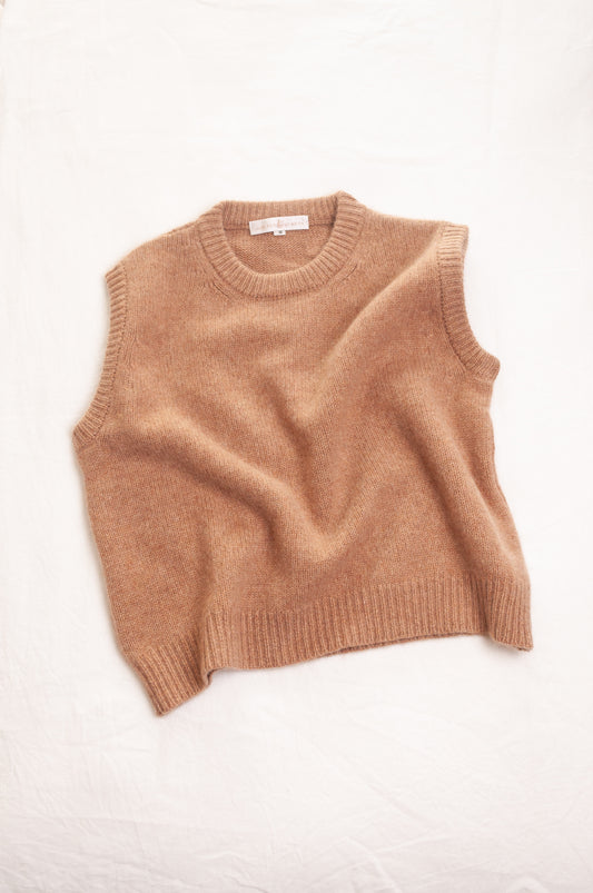 Cashmere round neck vest in camel.