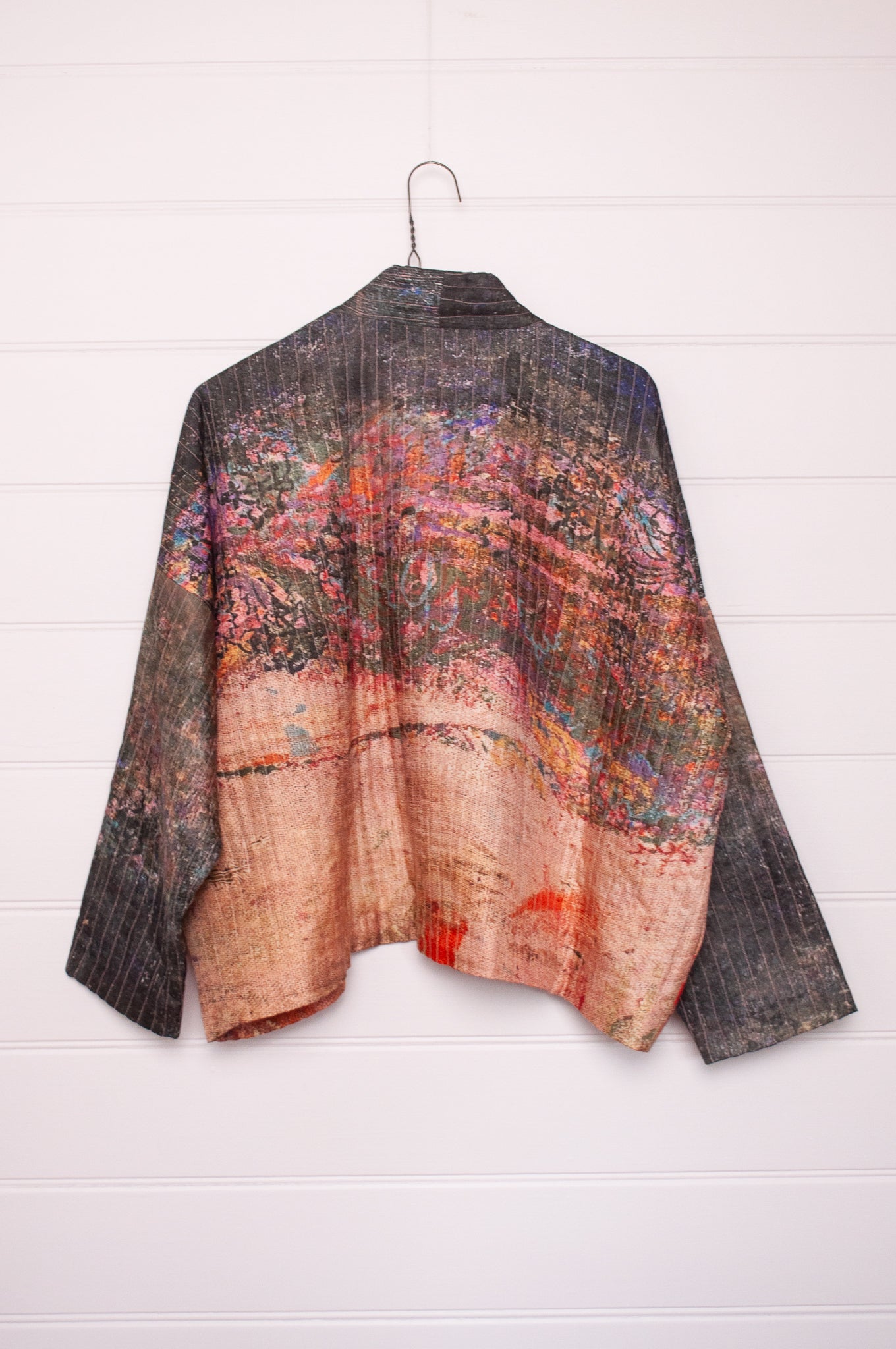 Yavi silk quilted kimono jaeckt in vintage postcard print, with cotton blockprint lining. Rear view.