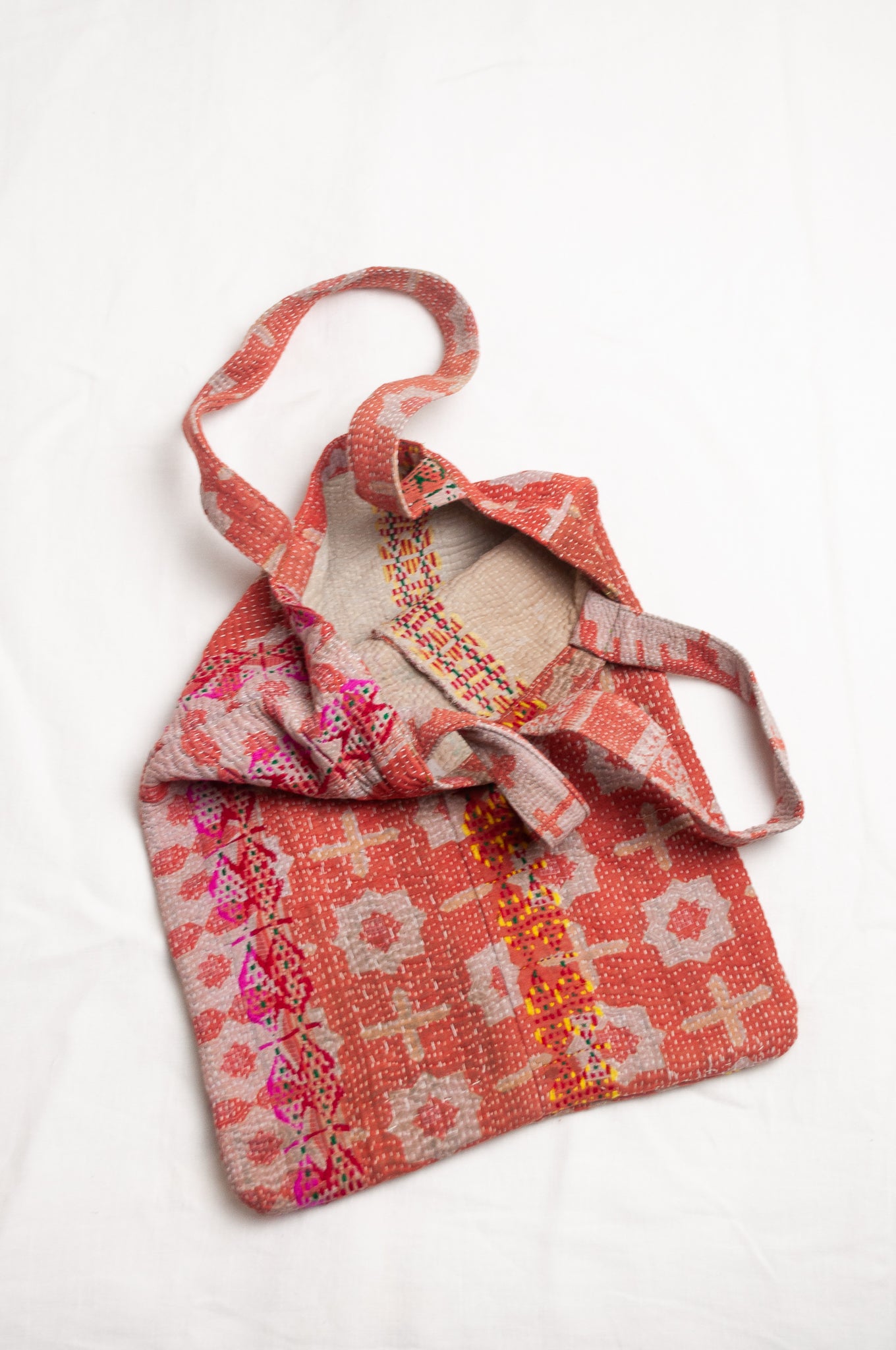 Vintage kantha tote bag, red with beige flowers and crosses.