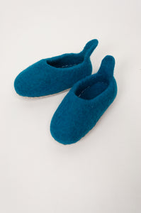 Wool felt baby slippers in teal.