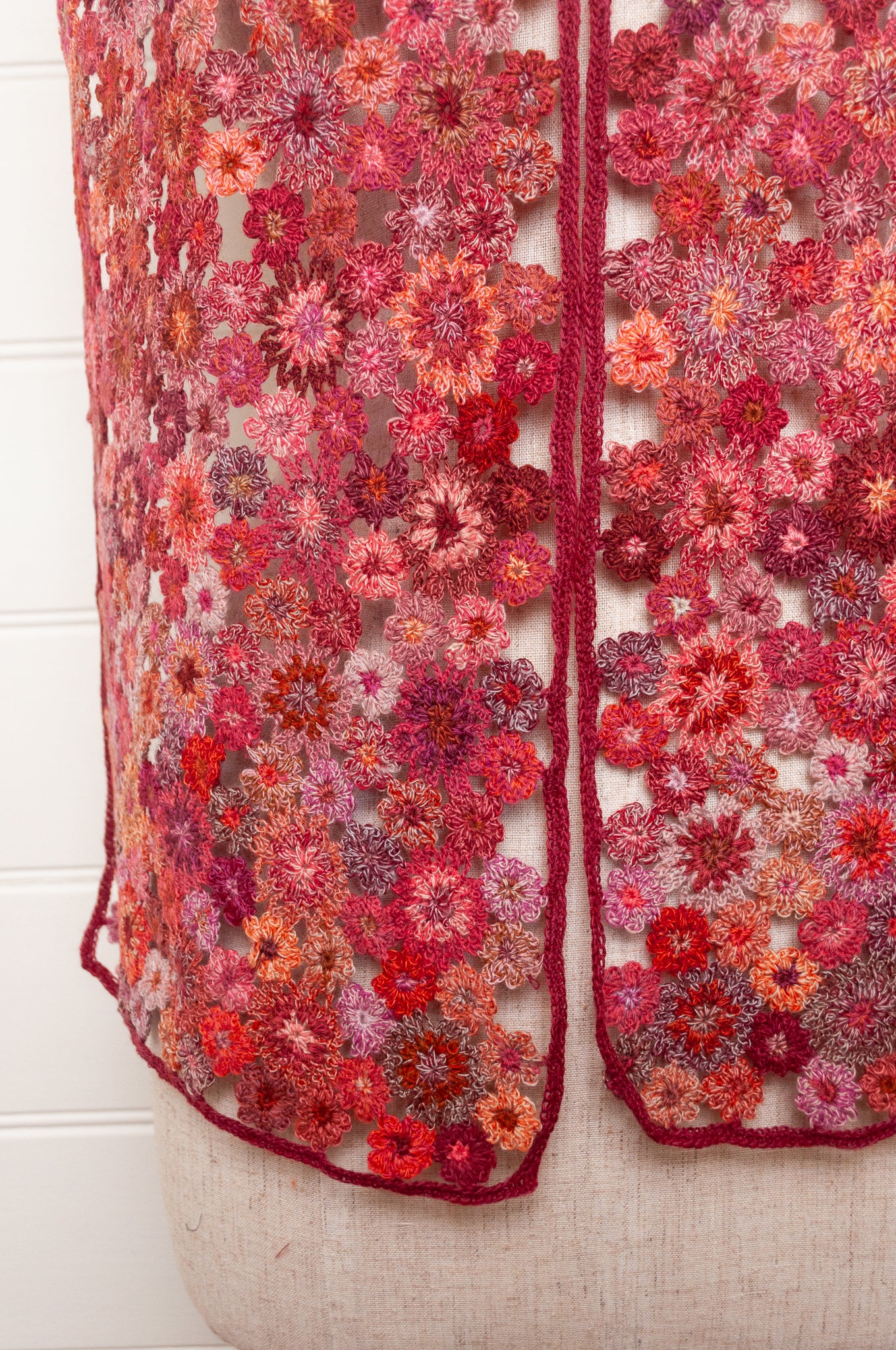 Sophie Digard crochet scarf fleurs etoiles in pinks and reds.