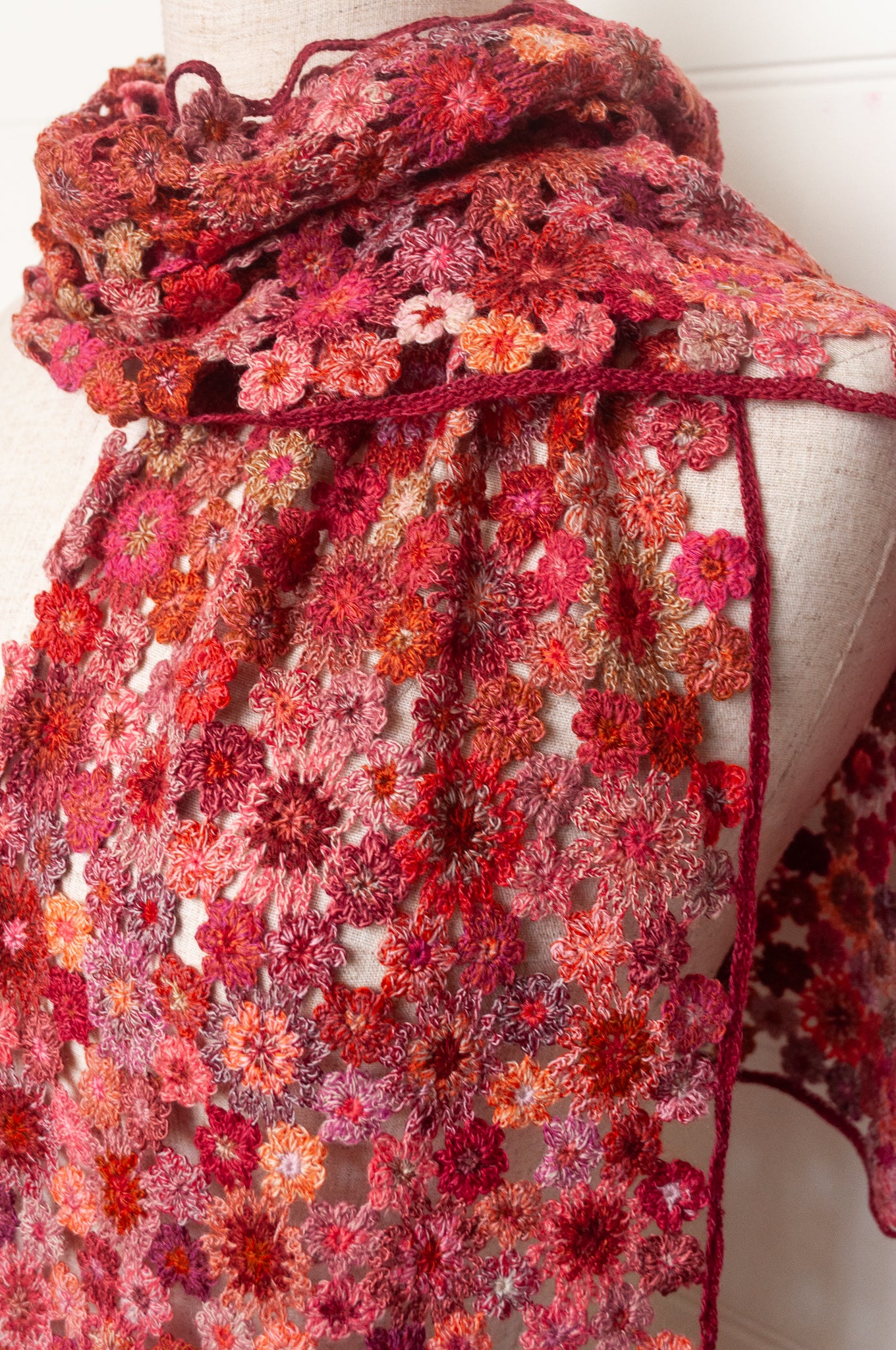 Sophie Digard crochet scarf fleurs etoiles in pinks and reds.