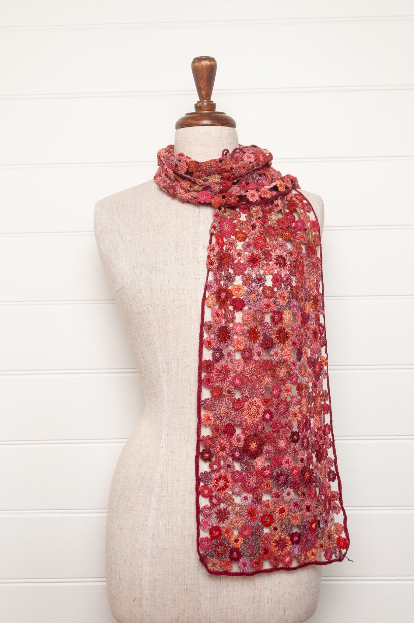 Sophie Digard crochet scarf fleurs etoiles in pinks and reds.
