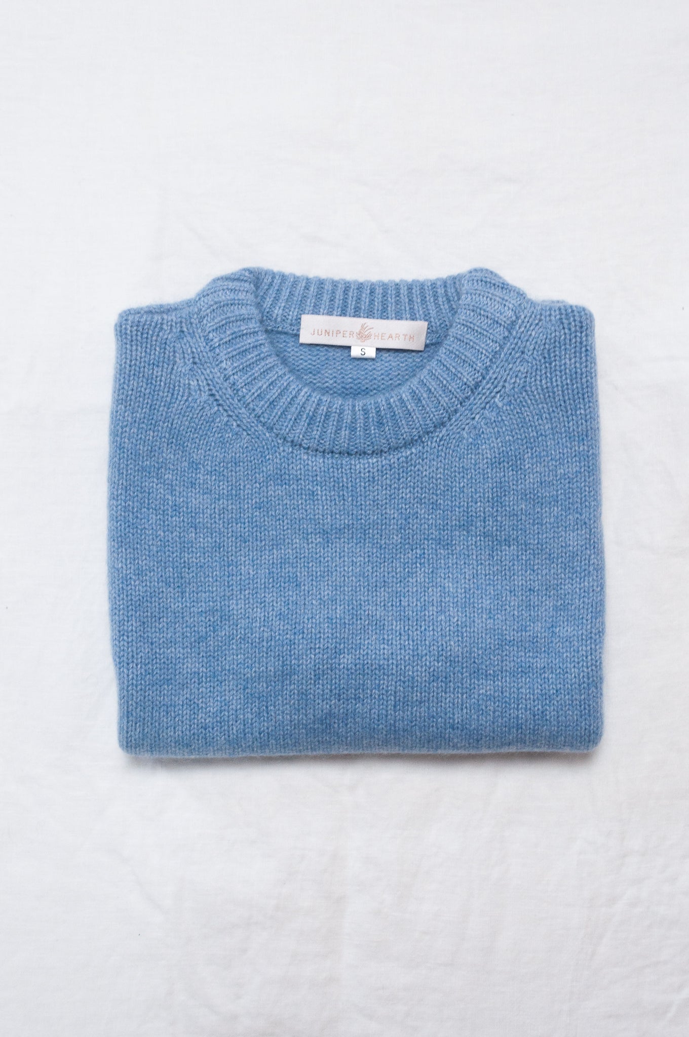 Crew neck cashmere vest in sky blue.