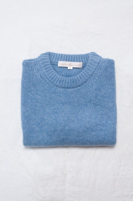 Crew neck cashmere vest in sky blue.
