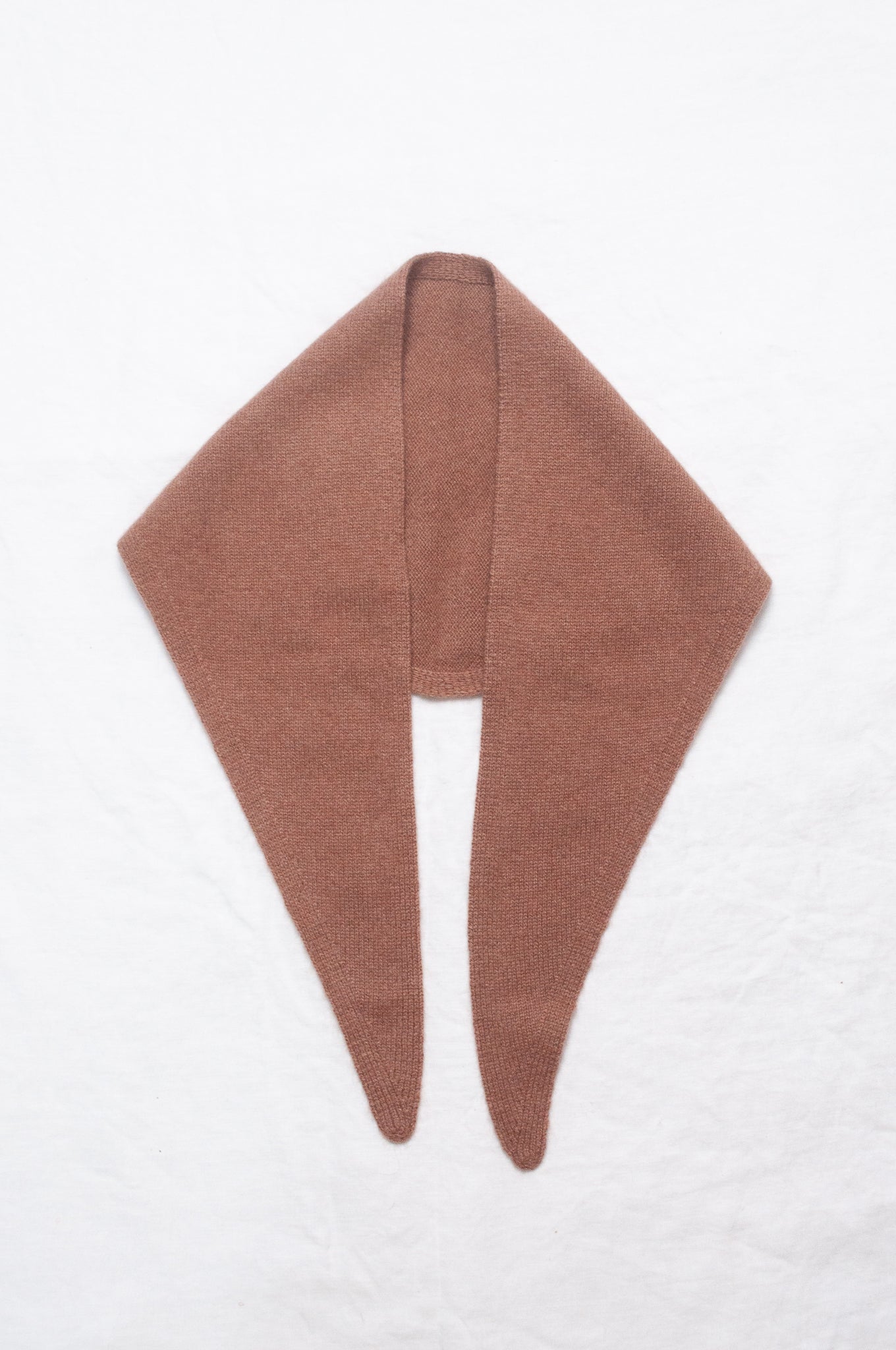 Cashmere triangle neck scarf in milky chocoloate brown.