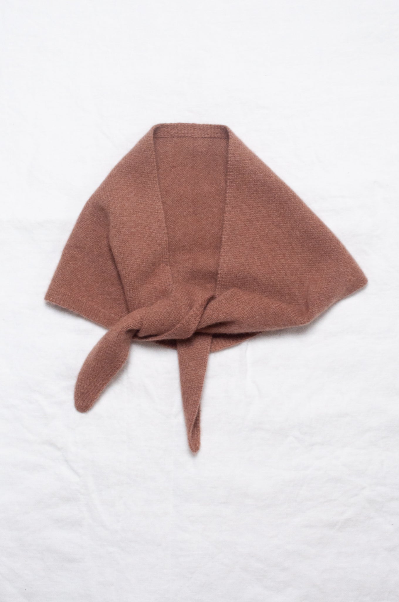 Cashmere triangle neck scarf in milky chocoloate brown.
