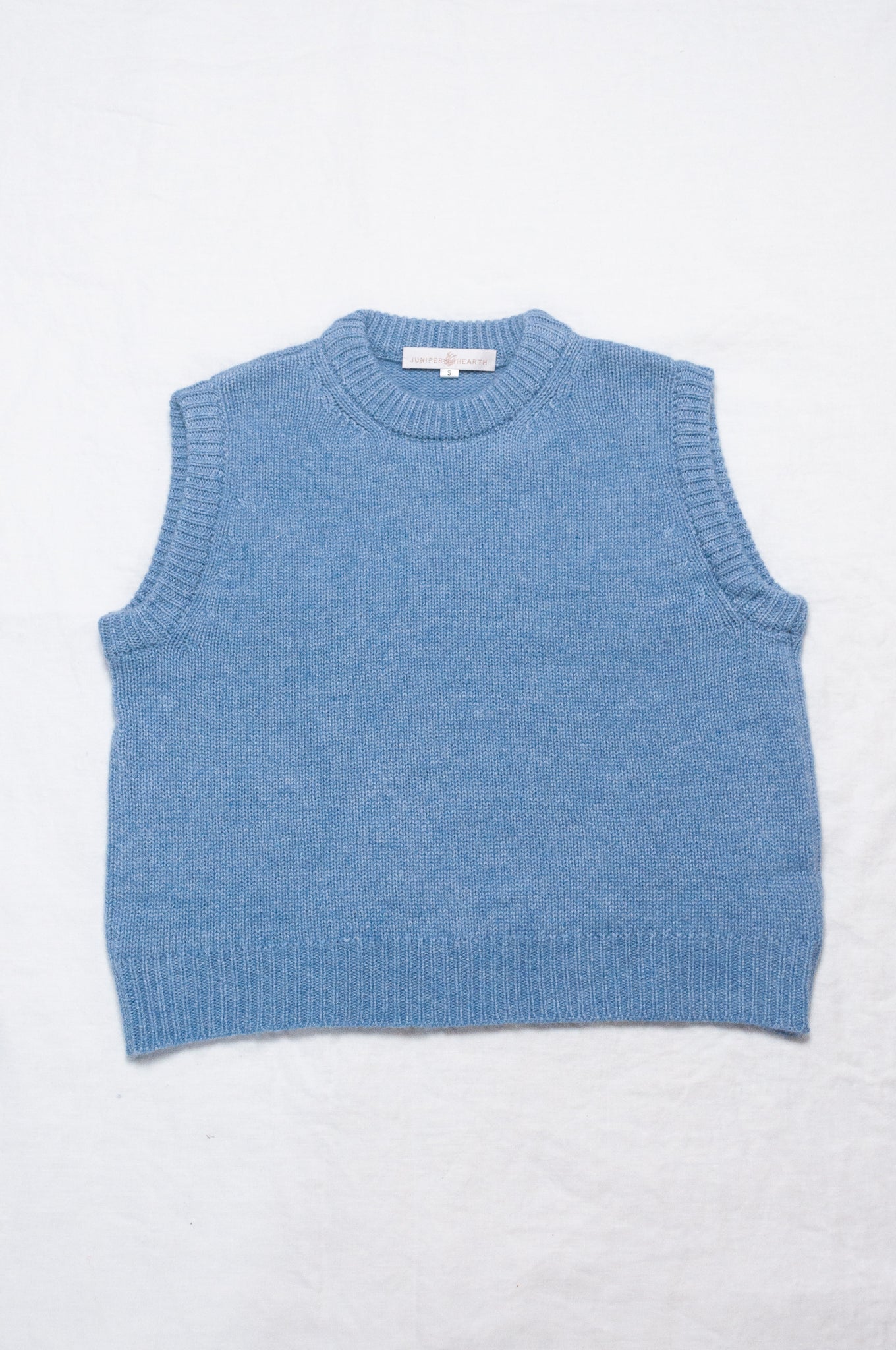 Crew neck cashmere vest in sky blue.