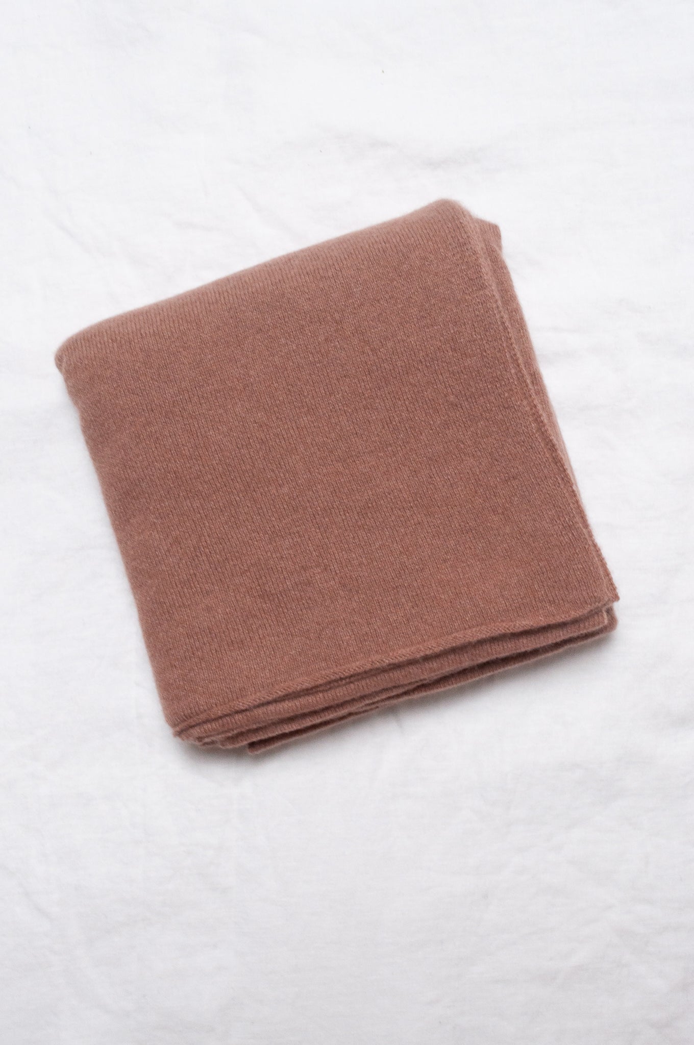 Generous sized cashmere scarf in light chocolate brown.