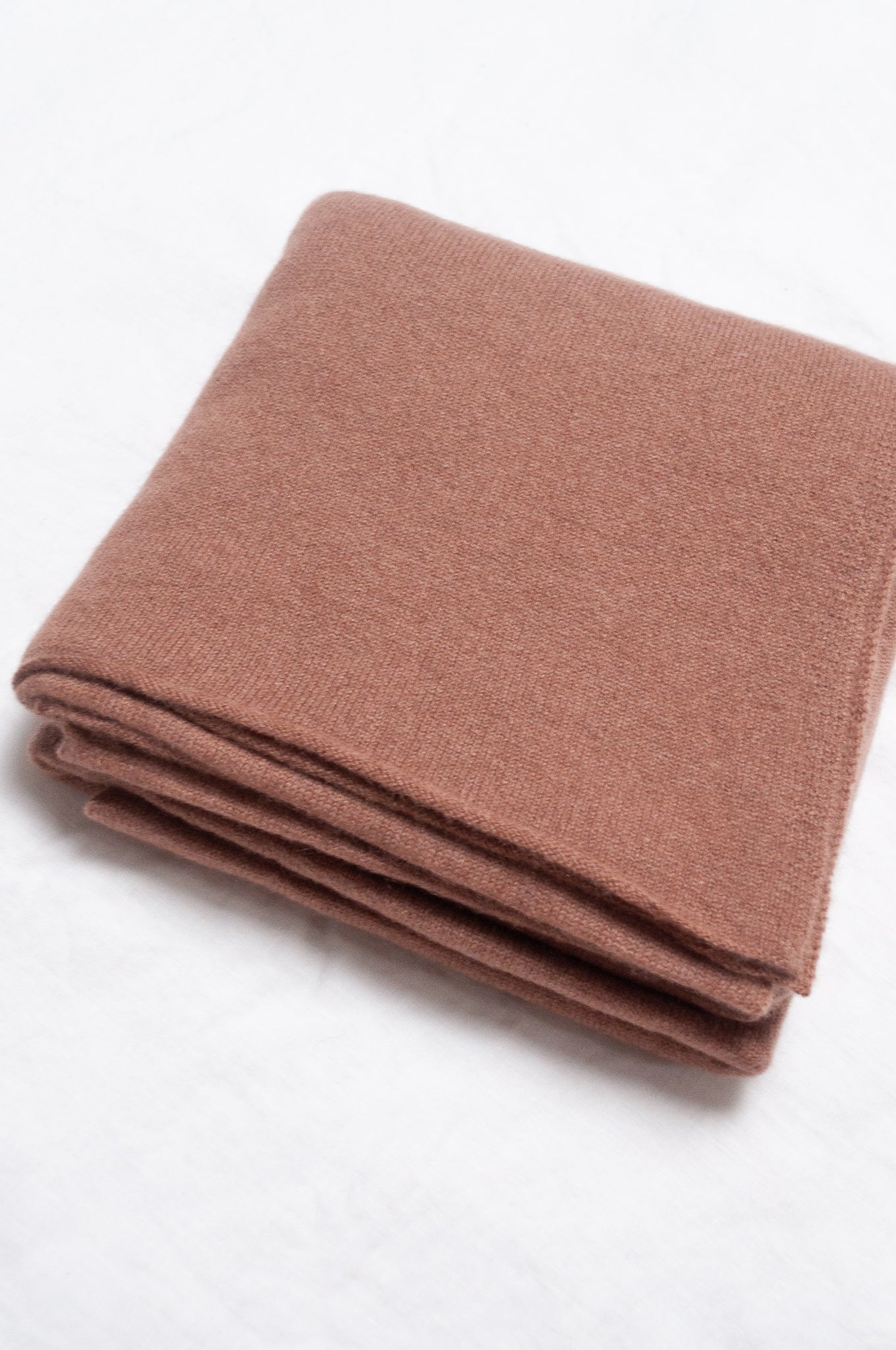 Generous sized cashmere scarf in light chocolate brown.