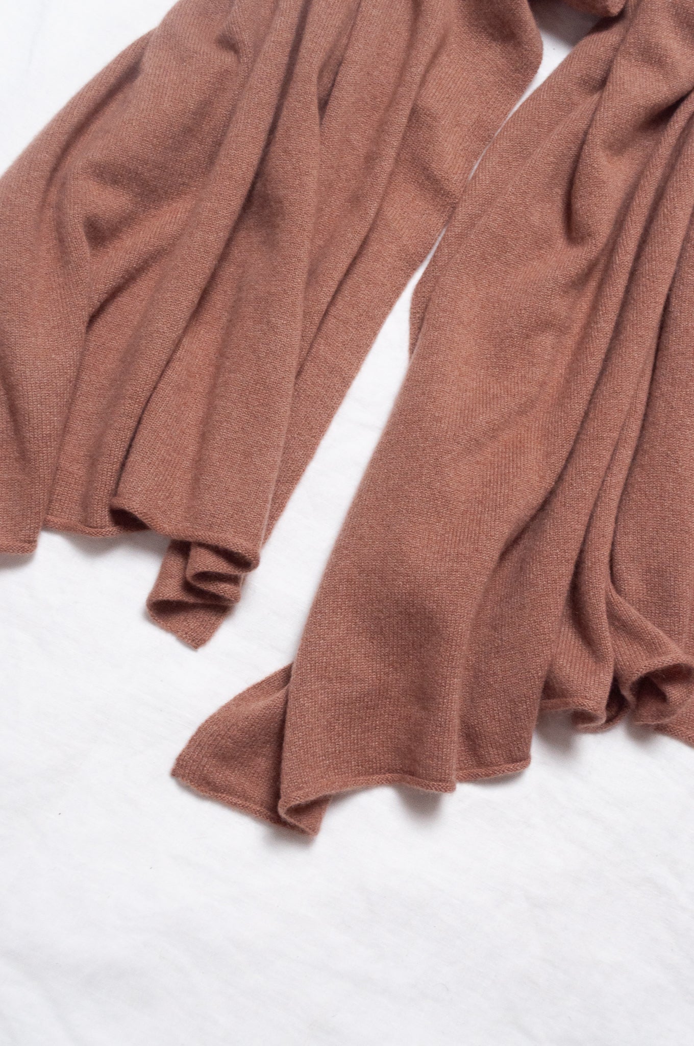 Generous sized cashmere scarf in light chocolate brown.