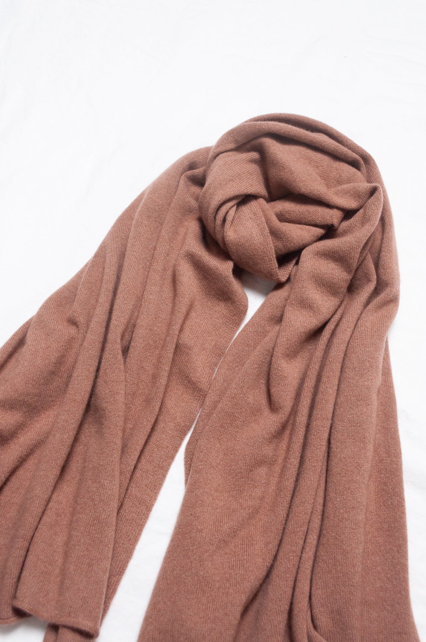 Generous sized cashmere scarf in light chocolate brown.